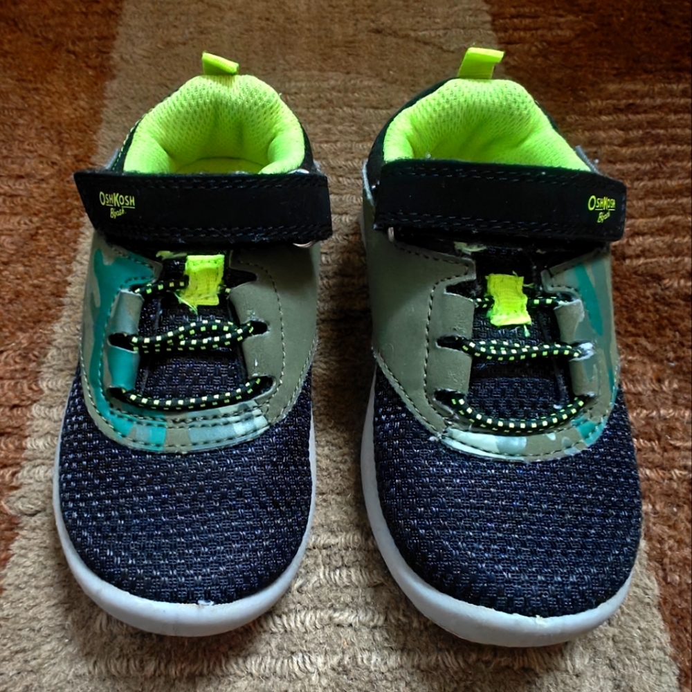 Oshkosh B'gosh toddler size 8 EverPlay sneakers in camo
